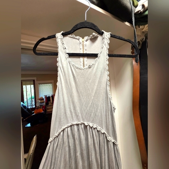 Elegant Gray Sleeveless Dress - Picture 2 of 3